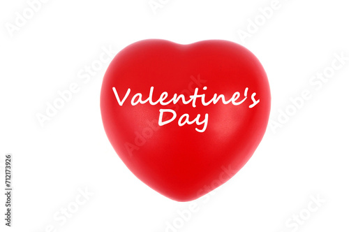 Concept Saint-Valentin avec un cœur et un texte écrit dessus en gros plan sur fond blanc