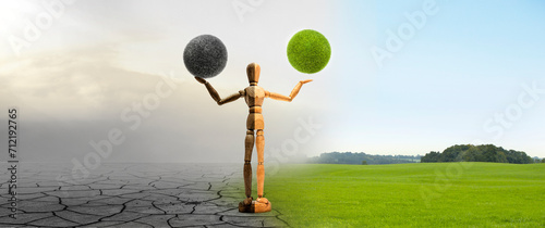 Holzfigur mit Grauer und Grüner Graskugel im Kilmawandel