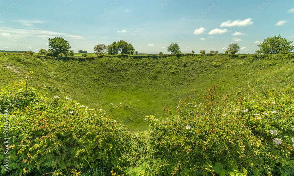 Trou de mines, dit Lochnagar Crater, sur le champ de bataille de la Somme à Ovillers-la-Boisselle, Picardie, France Trou de mines, dit Lochnagar Crater, sur le champ de bataille de la Somme à Ovillers-la-Boisselle, Picardie, France