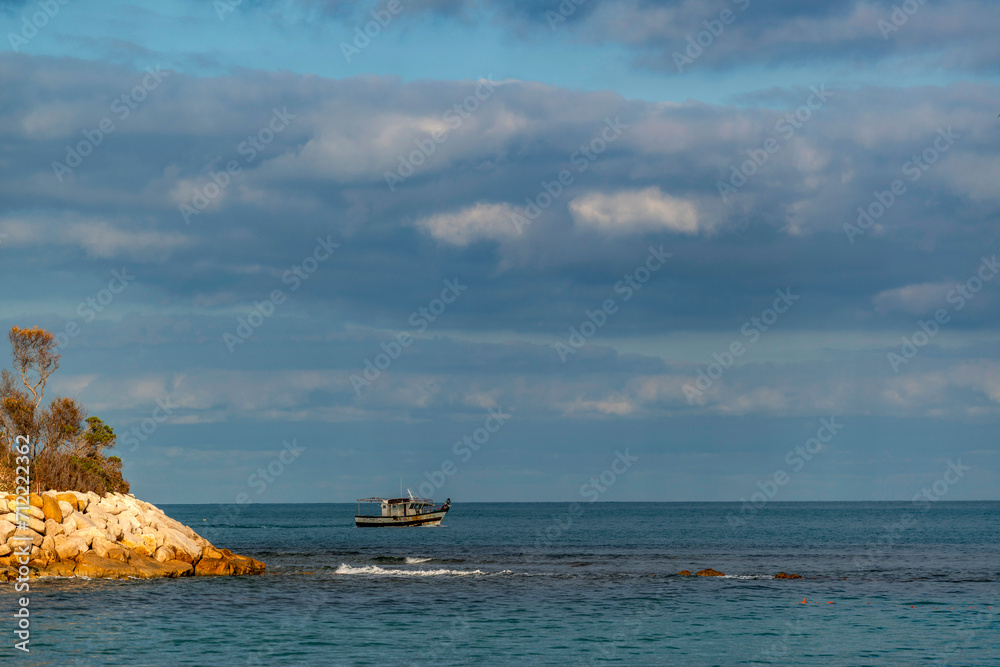 Bateau de pêche au large des côtes tunisiennes