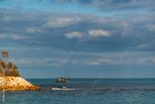 Bateau de pêche au large des côtes tunisiennes © patrick