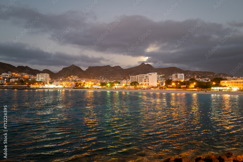 Une vue de nuit sur la plage de Mindelo sur l'île du Cap Vert en Afrique occidentale