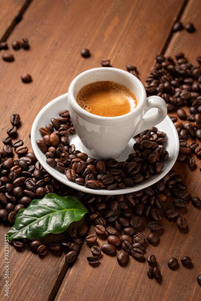 Tazzina di caffè espresso italiano, classica bevanda italiana, colazione europea Tazzina di caffè espresso italiano, classica bevanda italiana, colazione europea