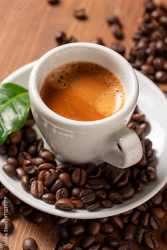 Tazzina di caffè espresso italiano, classica bevanda italiana, colazione europea 