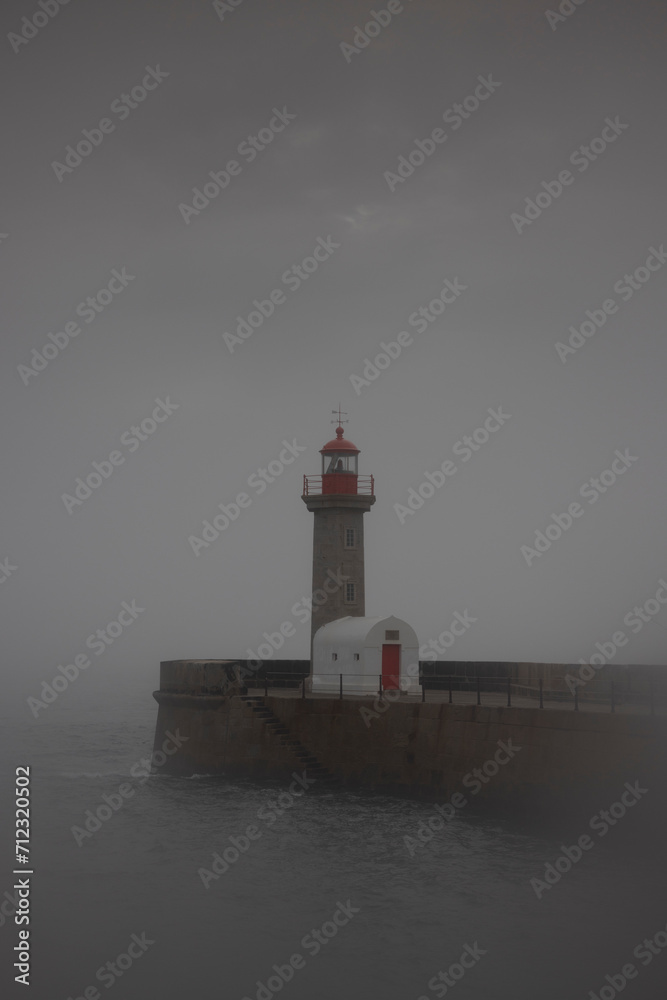Faro de Oporto un dia nublado al atardecer
