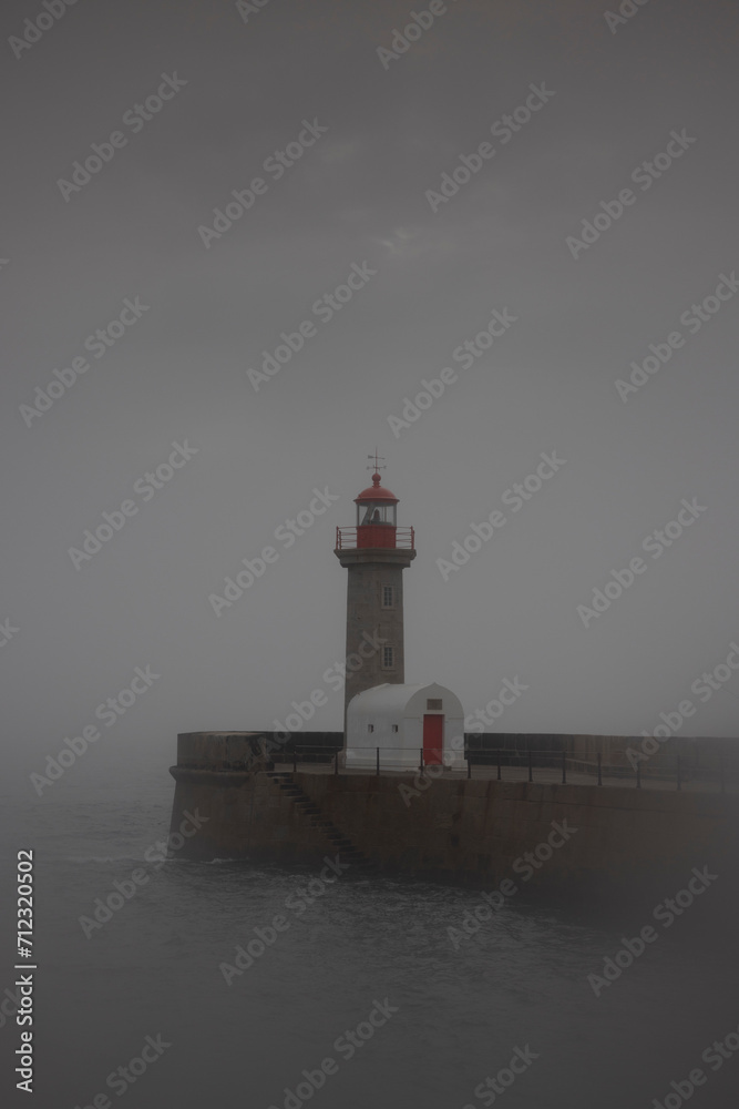 Faro de Oporto un dia nublado al atardecer Faro de Oporto un dia nublado al atardecer