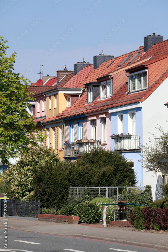 Wohngebäude im Frühling, Reihenhäuser, Mehrfamilienhäuser, Bremen, Deutschland