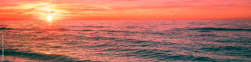 Obraz premium Seascape in the early morning. Sunrise over the sea. Nature landscape. Horizontal banner