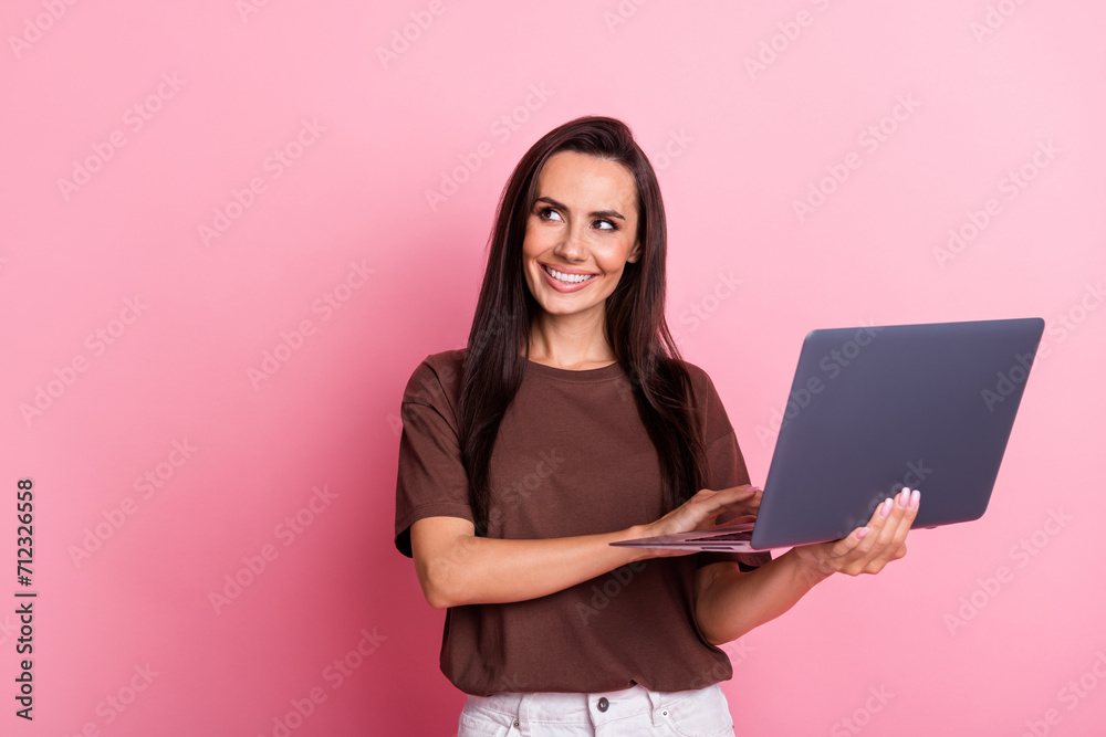 Photo of smiling business woman successful monetize content in social media using laptop looking mockup isolated on pink color background Photo of smiling business woman successful monetize content in social media using laptop looking mockup isolated on pink color background