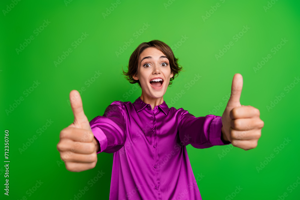 Photo of positive cheerful glad lady wear magenta trendy clothes sharing nice feedback thumbs up isolated on green color background Photo of positive cheerful glad lady wear magenta trendy clothes sharing nice feedback thumbs up isolated on green color background