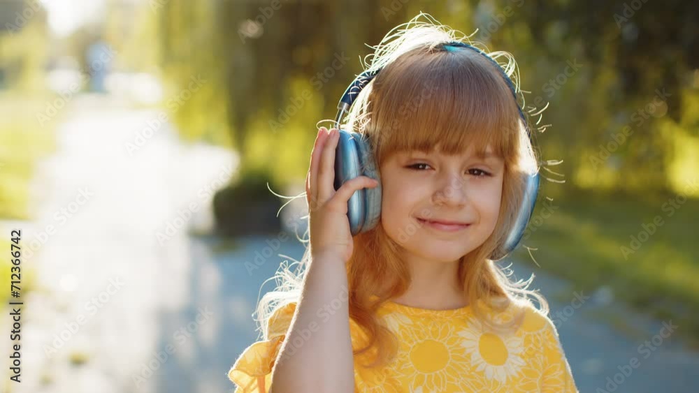 Vidéo Stock Happy overjoyed preteen child kid in wireless headphones