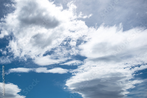 Fondo de Pantalla de un cielo soleado y cúmulos de nubes blancas y esponjosas photo