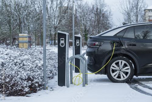 Ein Elektroauto im Winter an der Ladesäule