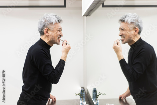 歯磨きをするミドル世代の男性 photo