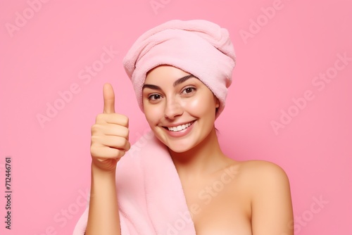 Photo a beautiful caucasian woman wearing towel on head