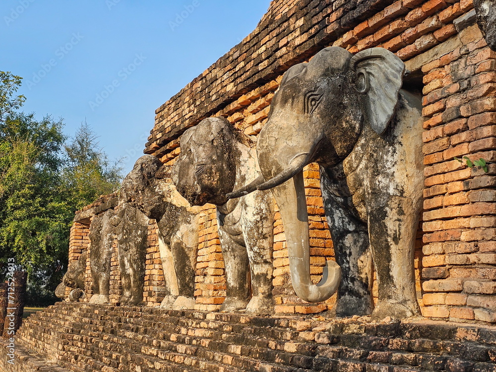 Fototapeta premium Wat Chang Lom at Sukhothai historic park, Thailand