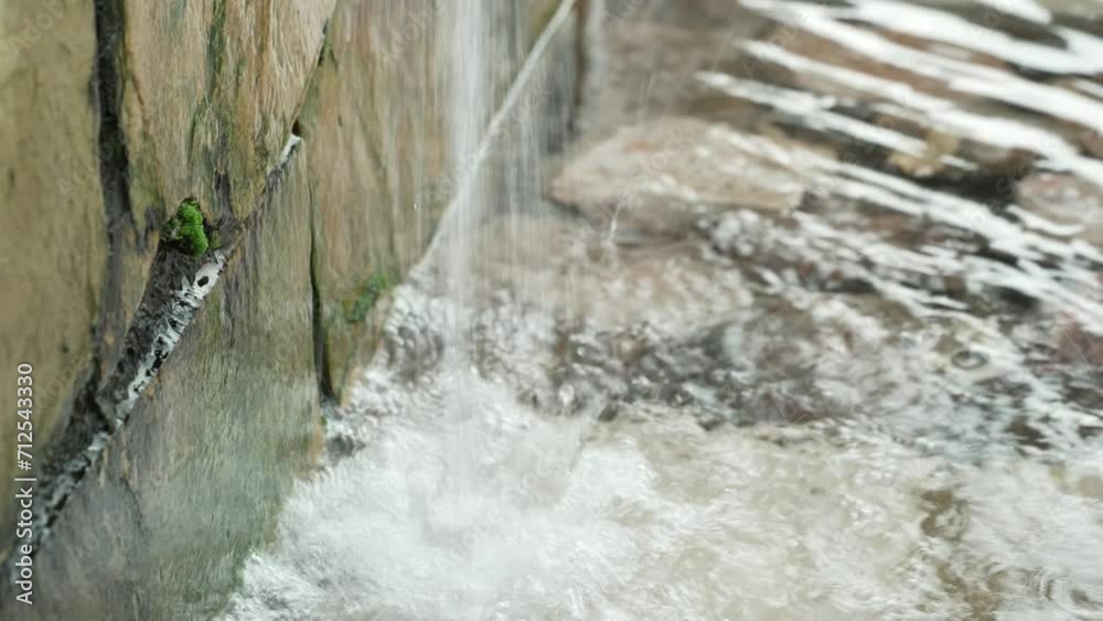 Detalle del chorro de agua de una fuente natura.