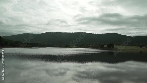 Un lago en calma de la provincia de Badajoz, Extremadura, España. photo