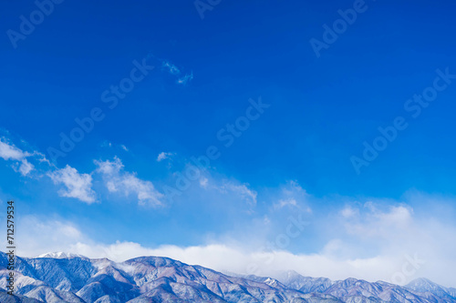 Fototapeta Naklejka Na Ścianę i Meble -  快晴の冬の山岳風景　