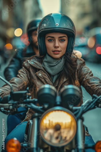 Frau fährt Motorrad