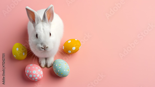 Des oeufs et un lapin de pâques sur fond rose photo