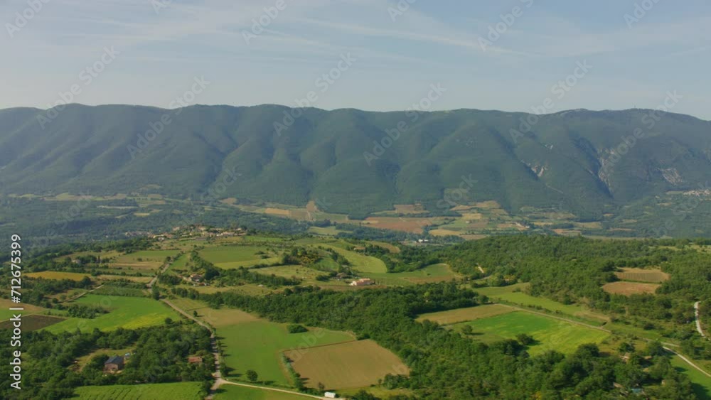 vue aérienne drone du luberon et du village de saint martin de castillon vue aérienne drone du luberon et du village de saint martin de castillon