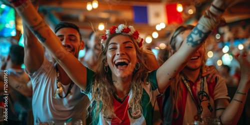 Fans der italienischen Mannschaft feiern die Meisterschaft in der Sportsbar