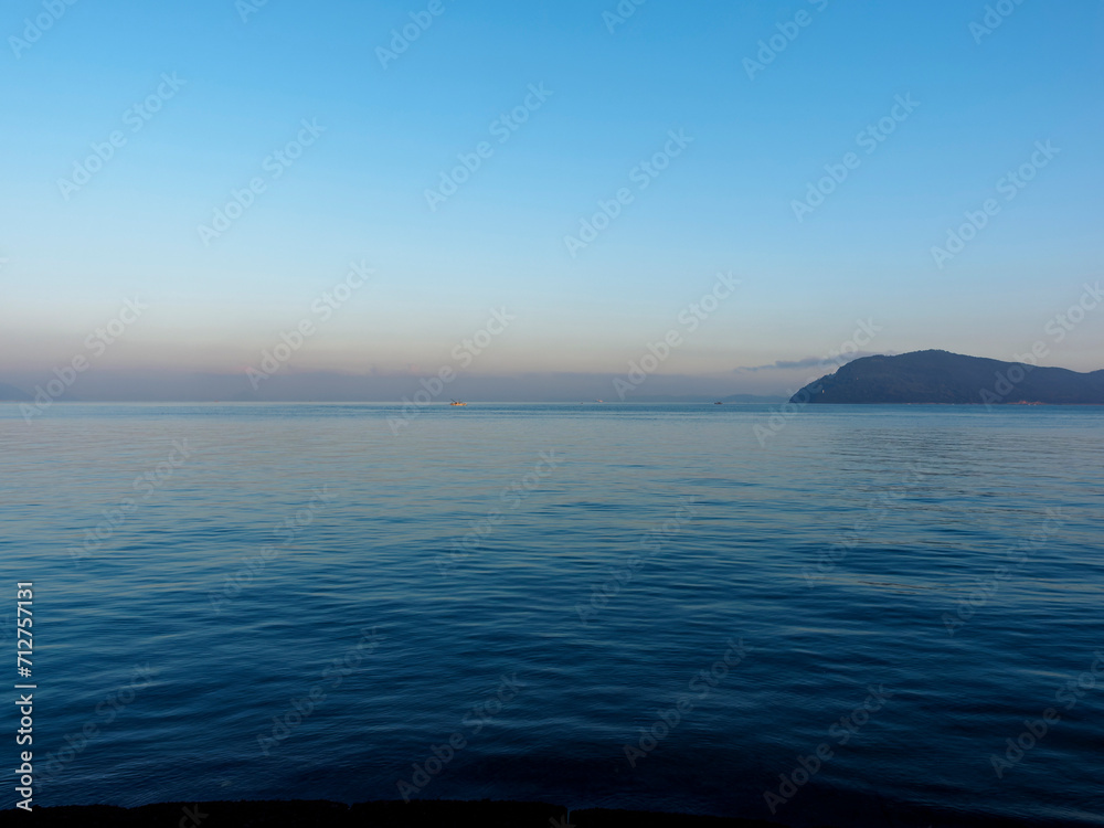高松港から見る早朝の瀬戸内海 StockFoto Adobe Stock