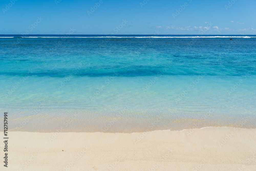 Obraz premium A beautiful white sandy beach on the tropical Pacific island of Rarotonga