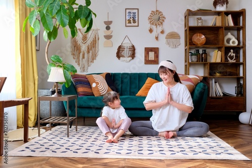 自宅でヨガを楽しむ母と娘の親子時間