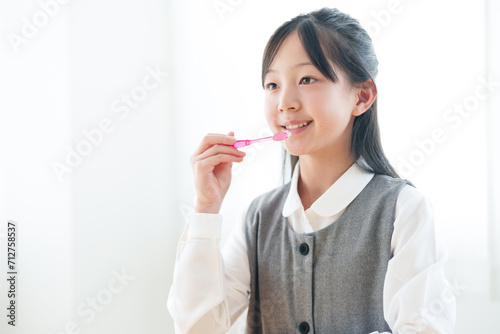 歯磨きをする女の子
