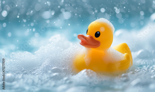 un canard en plastique jaune flotte dans une baignoire remplie de mousse photo