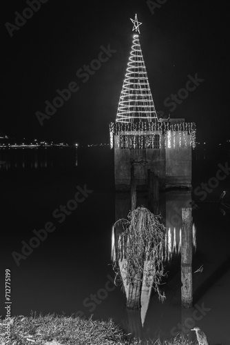 vista de noturna de lagoa com torre luminosa na cidade Boa Esperança, Estado de Minas Gerais, Brasil photo