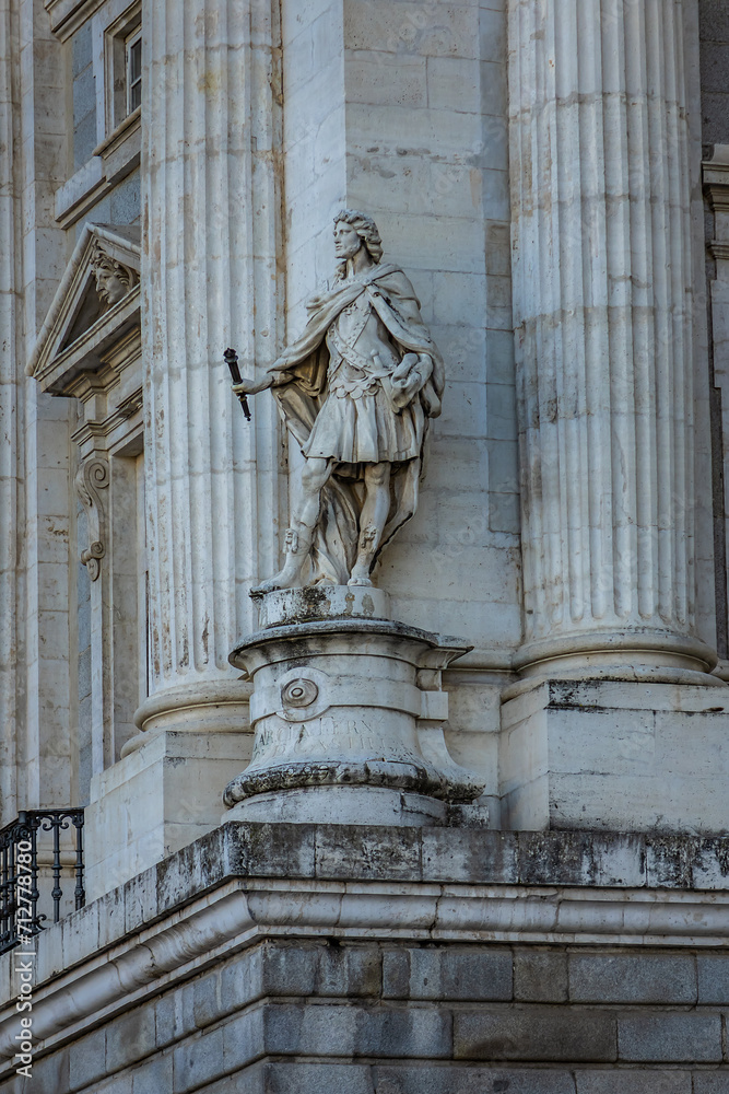 Obraz premium Architectural fragment of Spanish Royal Palace (Palacio Real, 18th century) in Madrid - official residence of the King of Spain, largest palace in Europe by floor area. Madrid, Spain.