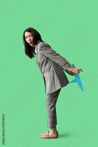 Young Asian businesswoman w...