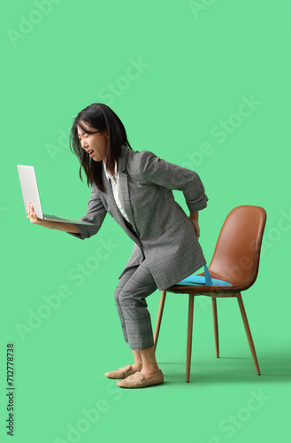 Young Asian businesswoman w...