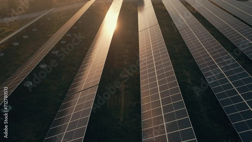 champ de panneaux solaires au coucher de soleil photo