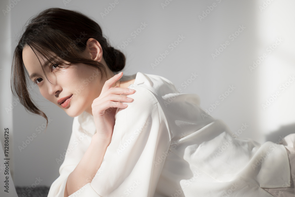 Stylish and beautiful woman with an ennui expression in the sunlight. For beauty and beauty images, UV, sunburn, etc. Stylish and beautiful woman with an ennui expression in the sunlight. For beauty and beauty images, UV, sunburn, etc.