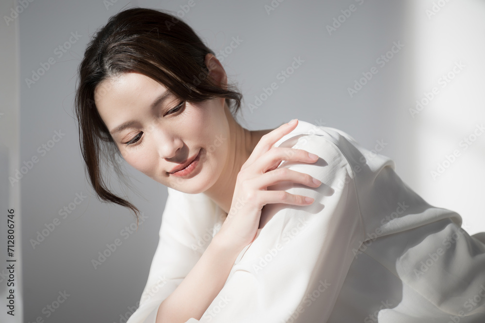 Stylish and beautiful woman with an ennui look in the sunlight. For beauty and beauty images, UV, suntanning, etc. Close your eyes. Stylish and beautiful woman with an ennui look in the sunlight. For beauty and beauty images, UV, suntanning, etc. Close your eyes.