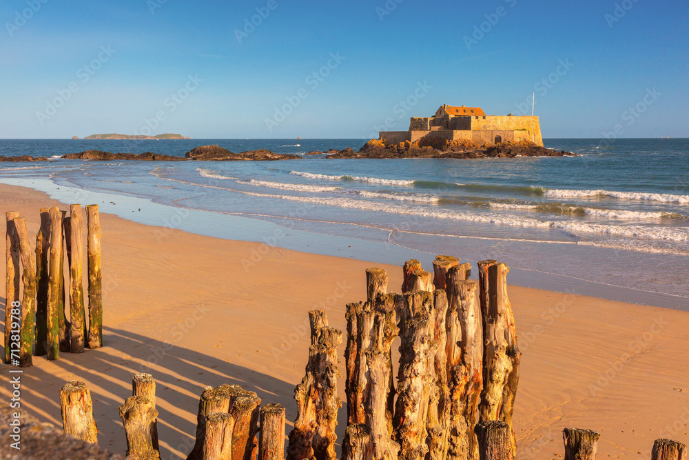 Fort National and beach in beautiful walled port city of Saint-Malo, Brittany, France - obrazy, fototapety, plakaty 