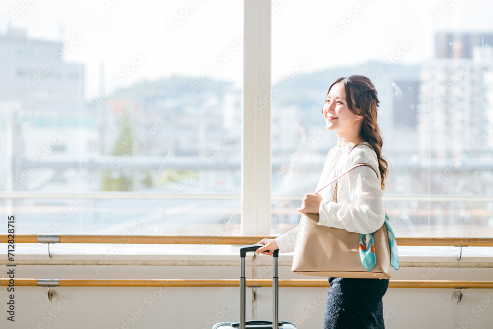 Fototapeta premium 駅の跨線橋を歩く観光・旅行・女子旅をする女性（一人旅・国内旅行・休暇） 