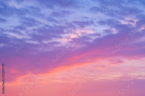 朝焼けに淡い色合いに染まる空の雲。 © Masa Tsuchiya