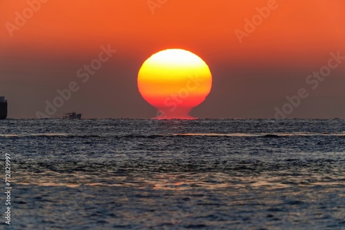 Fototapeta Naklejka Na Ścianę i Meble -  明石海峡で見た幻想的なダルマ夕日の情景