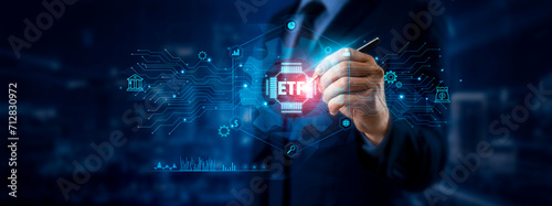 Φωτογραφία ETF Investment Concept: Businessman Pointing to Global Data Network on Graphic Interface