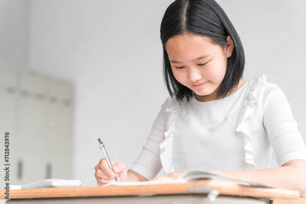 学校の授業・塾で勉強する高学年の小学生(塾・夏期講習)
学校の授業・塾で勉強する高学年の小学生(塾・夏期講習)