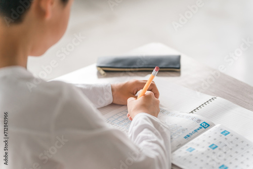 Cuadro en lienzo 宿題で漢字の書き取りをする小学生の男の子（ドリル・予習・復習・勉強）