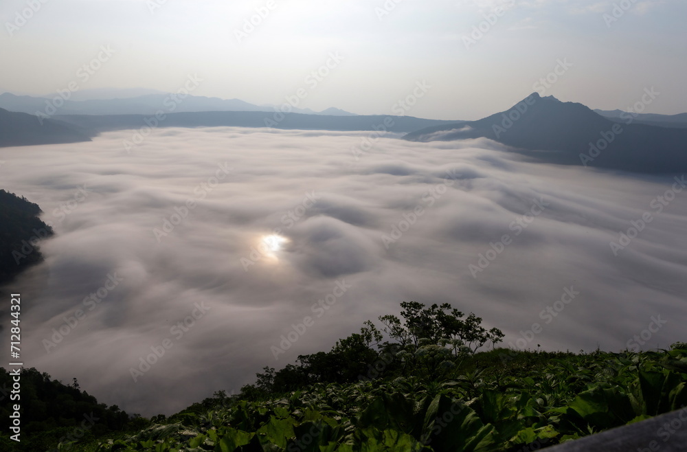 摩周湖の霧に太陽の光が輝く