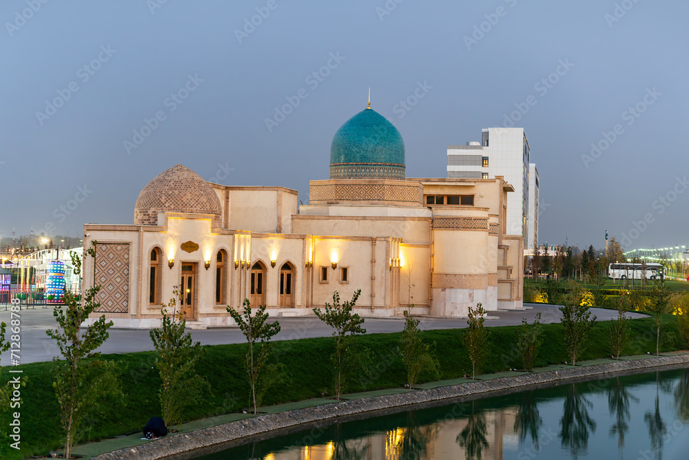 Obraz premium The Eternal City in Samarkand, Uzbekistan. the traditional architecture of old Central Asia and the Middle East. A beautiful mosque with a blue dome