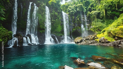 Kaskada wodospadu w dżungli w tropikalnym lesie deszczowym ze skałą i turkusowym błękitnym stawem. Nazwa Banyumala, ponieważ jest to bliźniaczy wodospad na zboczu góry
