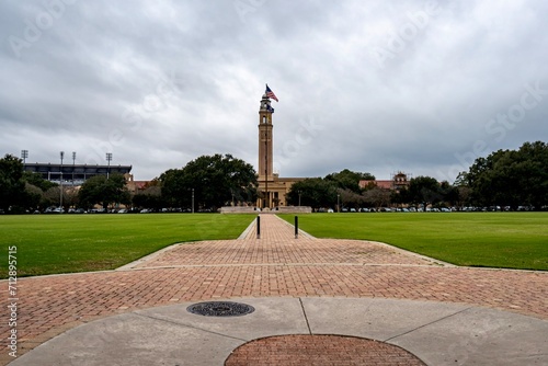 Obraz na płótnie Louisiana State University’s War Memorial Tower with overcast skies before the storm w salonie